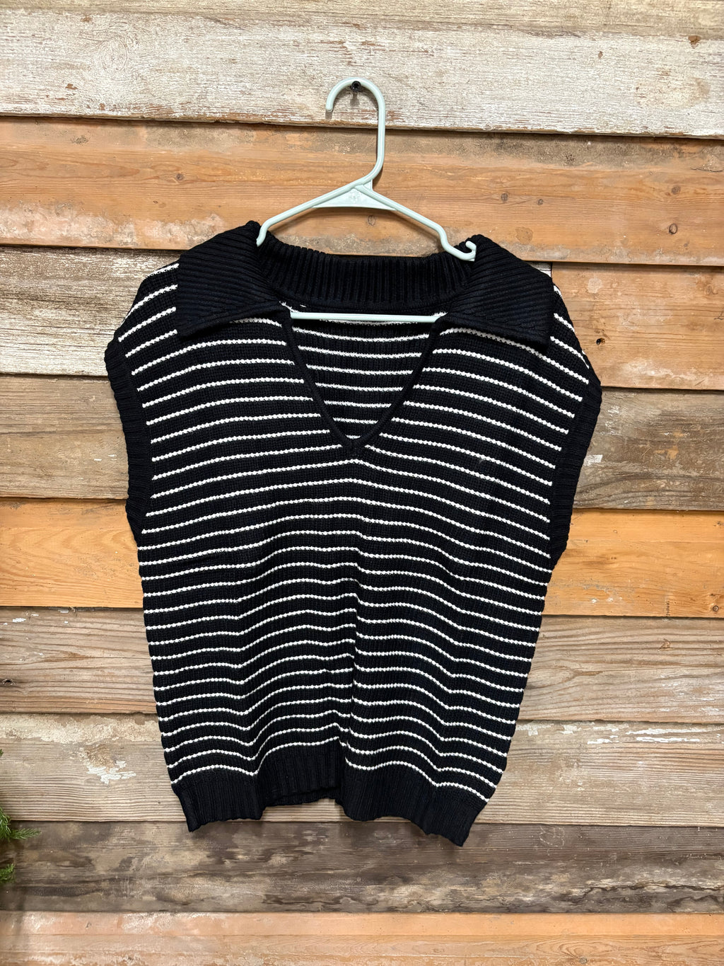 Retro knit sweater vest ￼